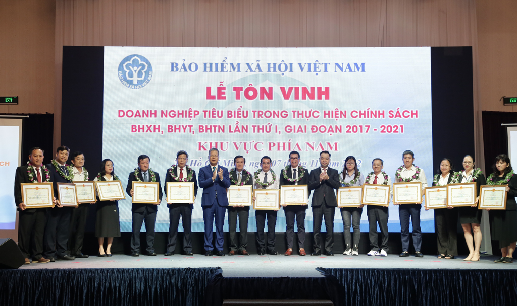 DOMESCO ĐƯỢC TÔN VINH DOANH NGHIỆP TIÊU BIỂU TRONG THỰC HIỆN CHÍNH SÁCH BHXH, BHYT, BHTN CHO NGƯỜI LAO ĐỘNG